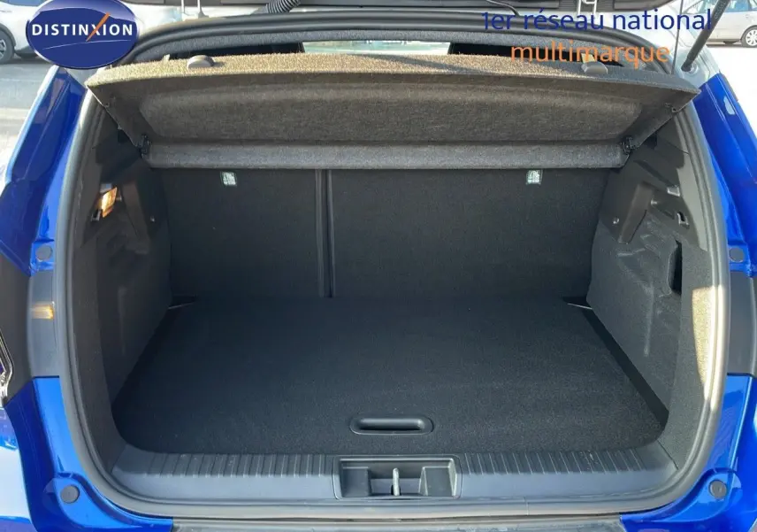 Coffre ouvert du Renault Captur E-Tech Hybrid 2025 bleu Iron Metal avec toit gris, vue arrière détaillée.