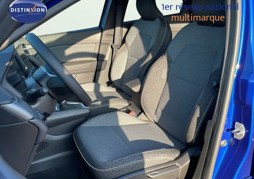 Vue intérieure côté gauche du Renault Captur bleu Iron Metal avec sièges tissu gris et volant visible.