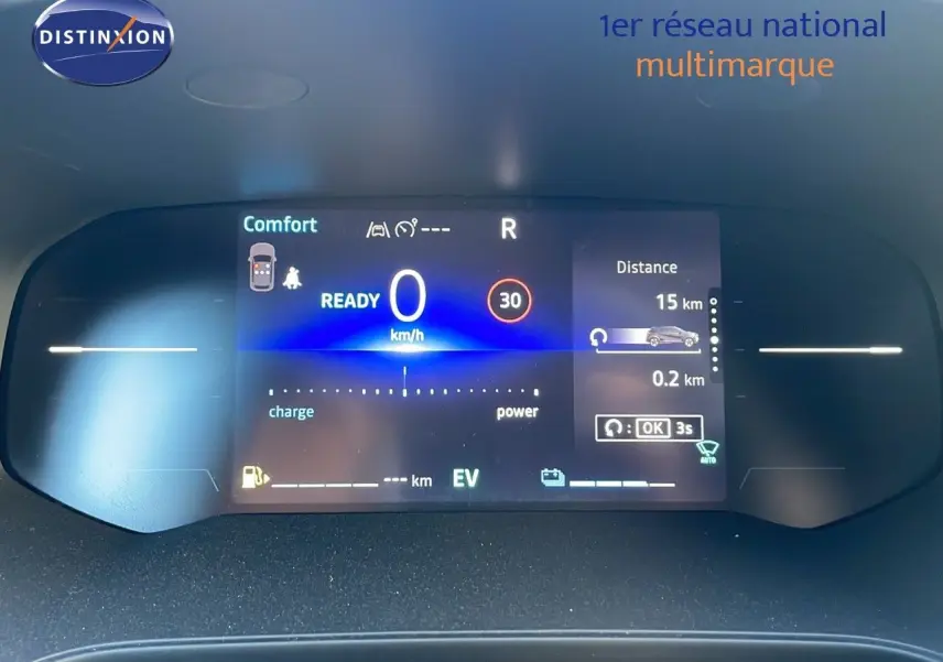 Tableau de bord numérique du Renault Captur E-Tech Hybrid 2025 affichant vitesse, mode confort et autonomie EV.