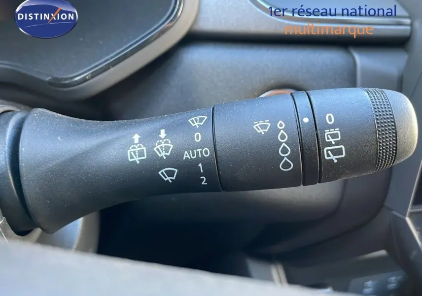 Gros plan sur la commande d’essuie-glace du Renault Captur E-Tech Hybrid 2025, intérieur noir.