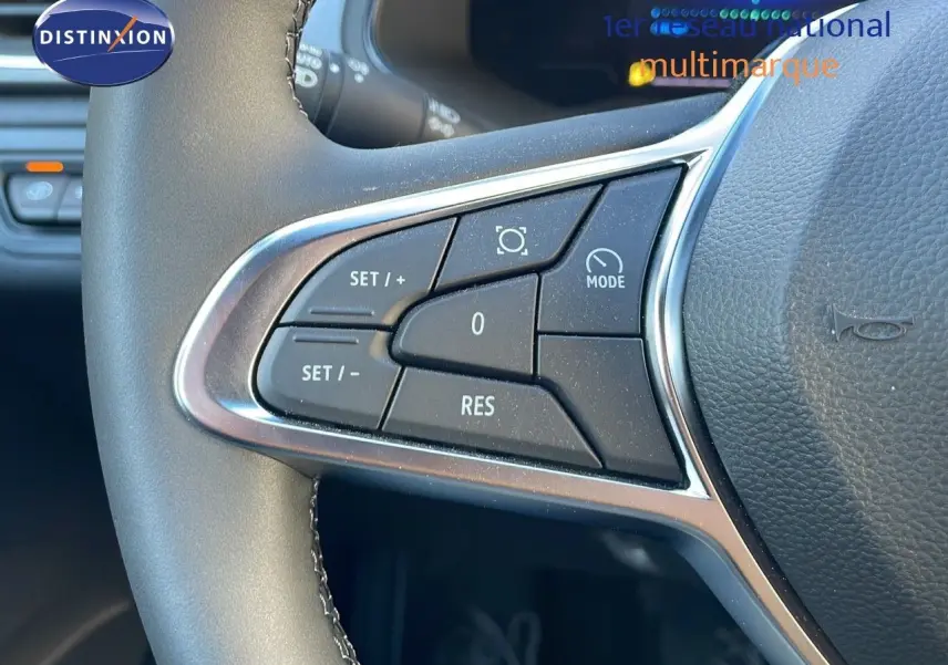 Gros plan sur les commandes de régulateur de vitesse au volant du Renault Captur E-Tech hybride 2025.