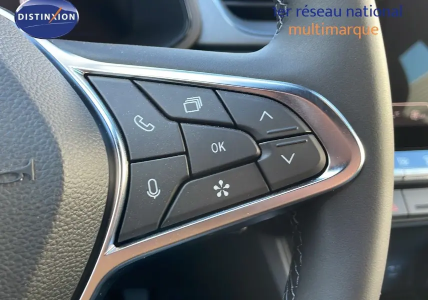 Gros plan sur les commandes multifonctions du volant noir du Renault Captur E-Tech Hybrid 2025, finition Techno.