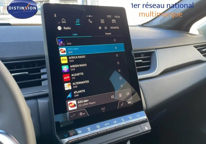 Écran tactile central du tableau de bord du Renault Captur 2025, affichant les stations radio numériques.