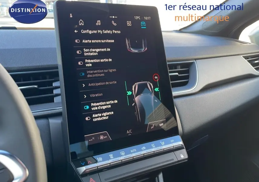 Écran tactile central du tableau de bord du Renault Captur E-Tech Hybrid 2025 montrant les réglages d'assistance à la conduite.