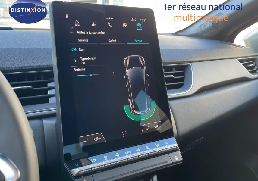 Écran tactile central du tableau de bord du Renault Captur E-Tech Hybrid 2025, affichant l'aide au stationnement.
