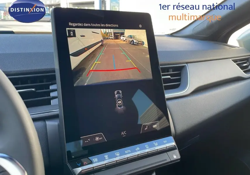 Écran central tactile affichant la caméra de recul du Renault Captur E-Tech hybride 2025, intérieur gris et noir.