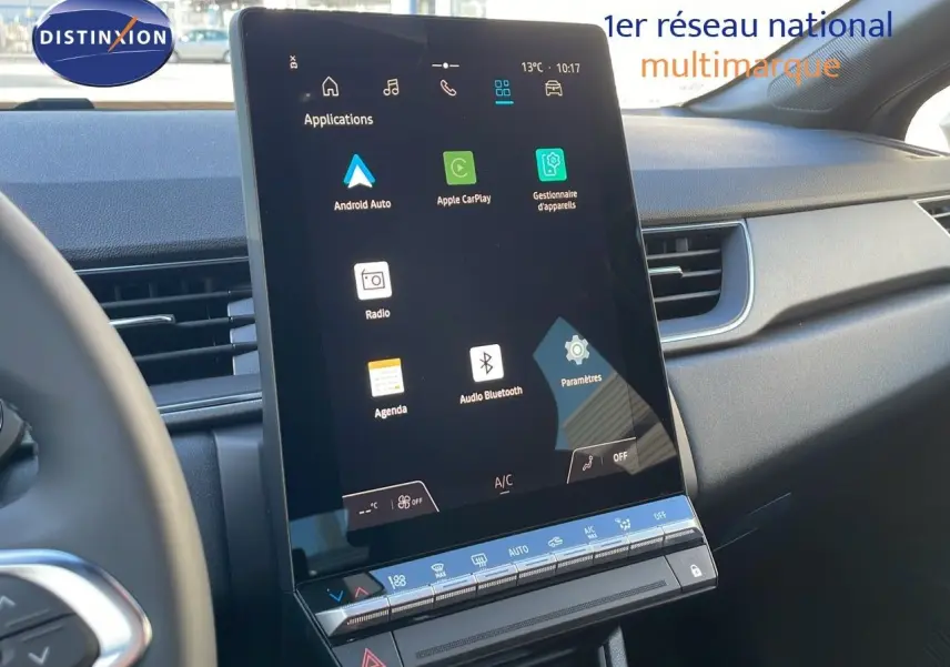 Écran tactile central affichant les applications connectées dans l'habitacle moderne du Renault Captur E-Tech hybride 2025.
