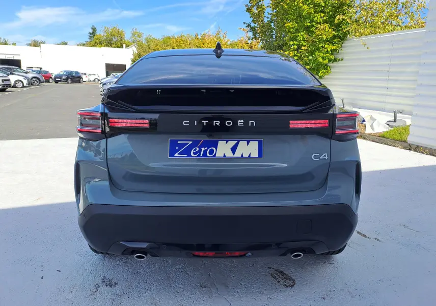 Vue arrière d'une Citroën C4 Manhattan Green 2025 avec feux LED horizontaux et logo Citroën lumineux sur le hayon.