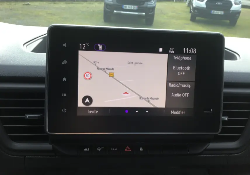 Écran tactile central du Renault Trafic Fourgon gris urbain 2025 affichant la navigation et options multimédia.