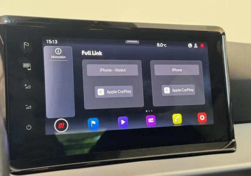 Écran tactile central de la SEAT IBIZA 2024 affichant la connexion Apple CarPlay et options multimédias.