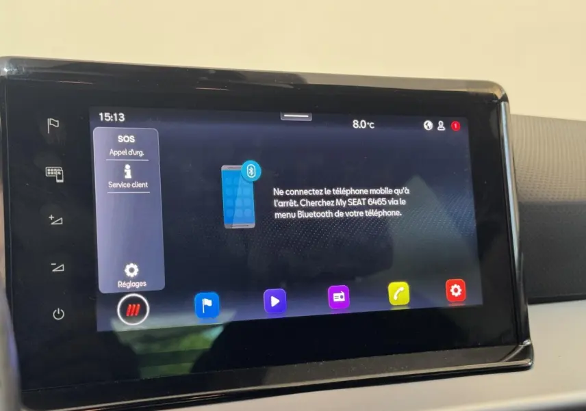 Écran tactile central affichant le menu Bluetooth et les options d'appel d'urgence dans l'habitacle d'une SEAT Ibiza rouge.