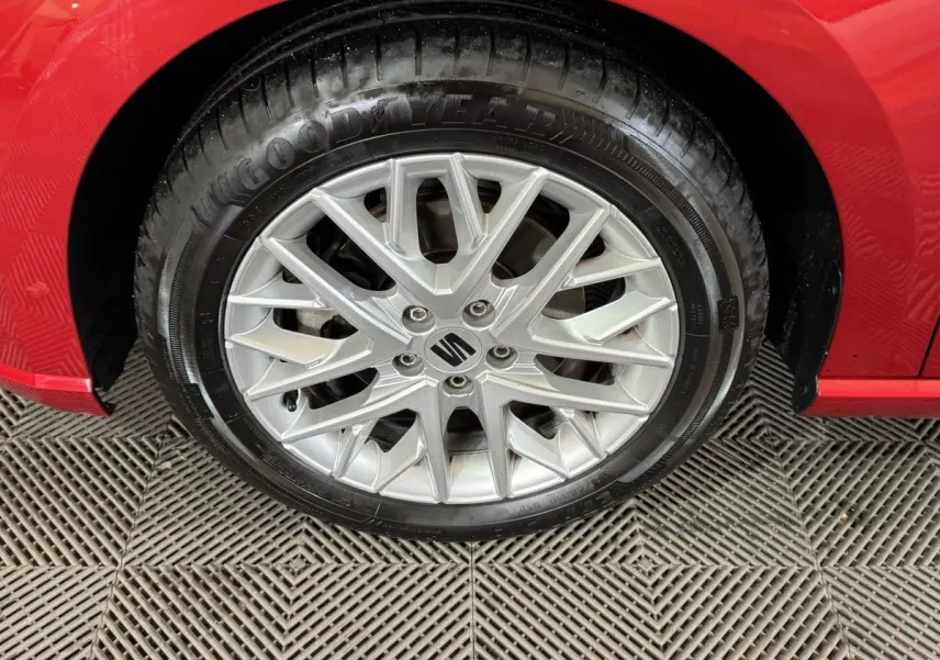 Gros plan sur la roue avant droite en alliage argenté d'une SEAT IBIZA rouge 2024, mettant en valeur le pneu Goodyear.