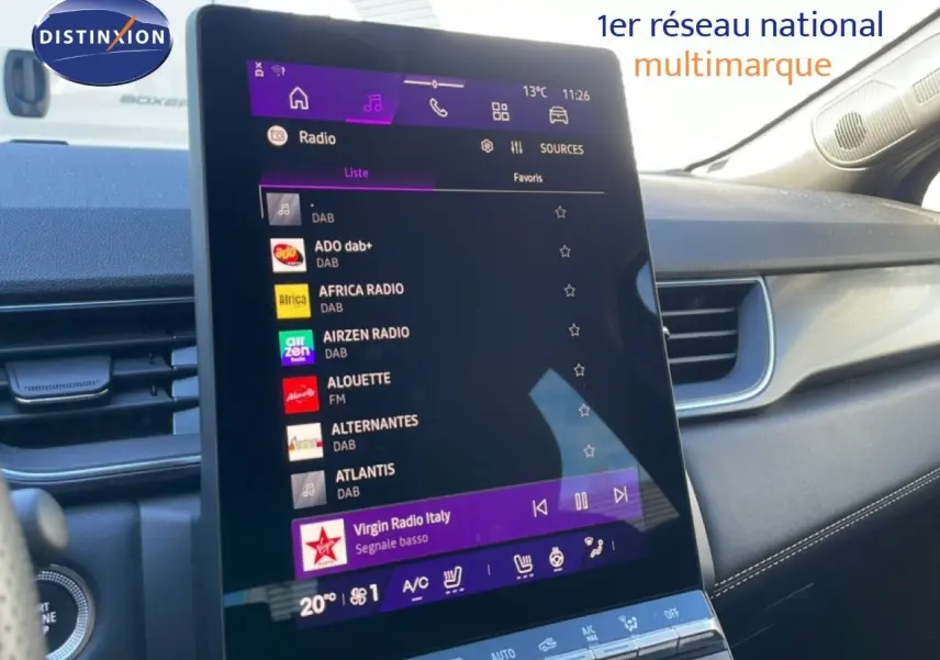 Intérieur du Renault Symbioz 2025, écran tactile central affichant les stations radio, ambiance moderne et épurée.