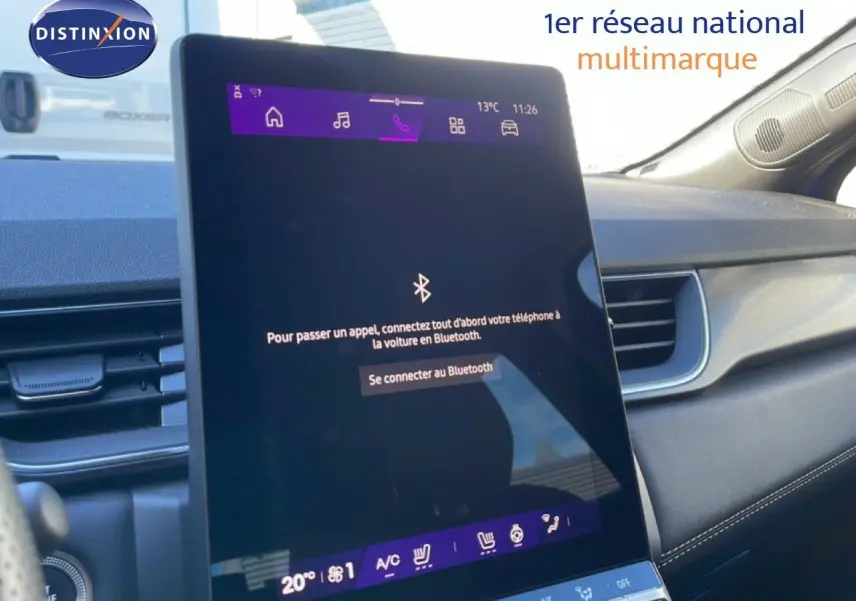Écran tactile central du tableau de bord du Renault Symbioz bleu, affichant la connexion Bluetooth, vue intérieure côté droit.