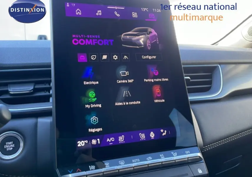 Écran tactile central du tableau de bord du Renault Symbioz 2025, affichant les options de conduite et réglages.
