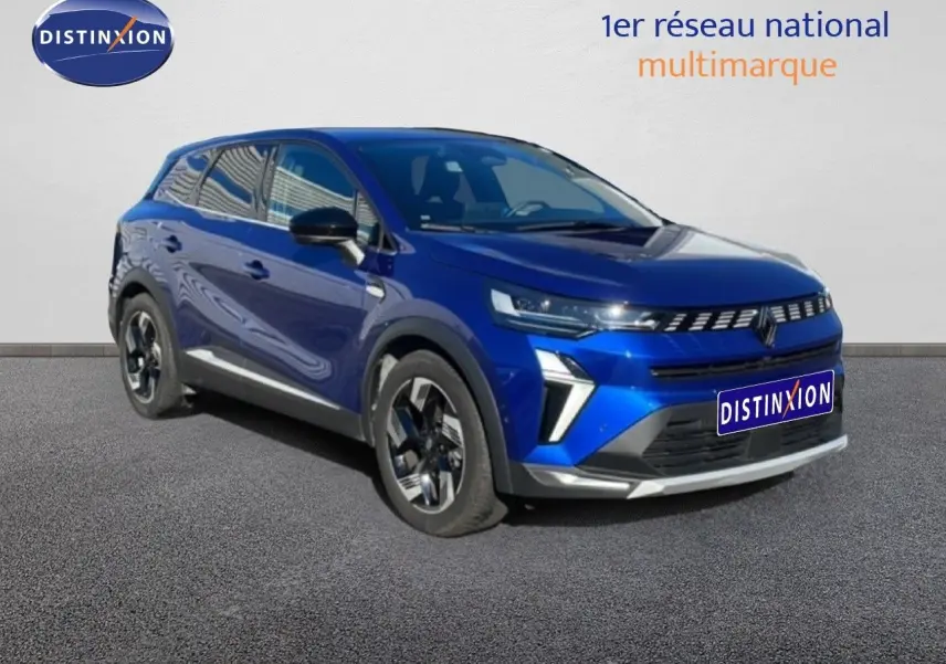 Renault Symbioz bleu iron metal en 3/4 avant droit, SUV hybride avec calandre moderne et jantes stylisées.