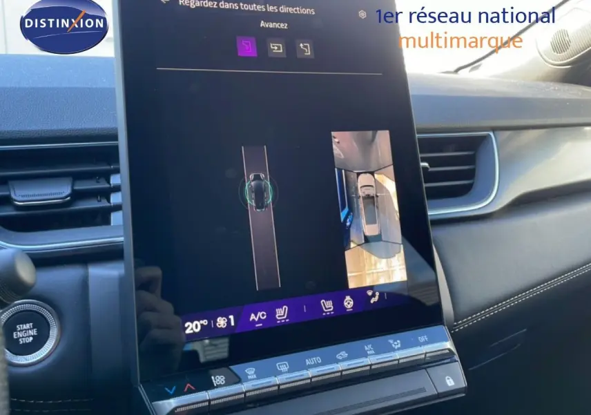 Vue intérieure du tableau de bord de la Renault Symbioz 2025, écran tactile affichant la caméra 360 et commandes climatisation.