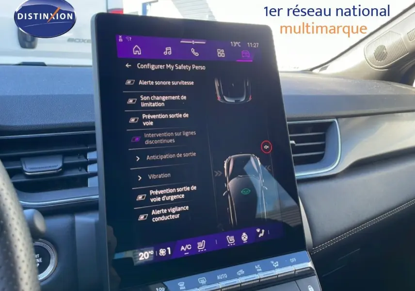 Vue intérieure du tableau de bord du Renault Symbioz bleu Iron Metal, avec écran tactile central affichant les aides à la conduite.