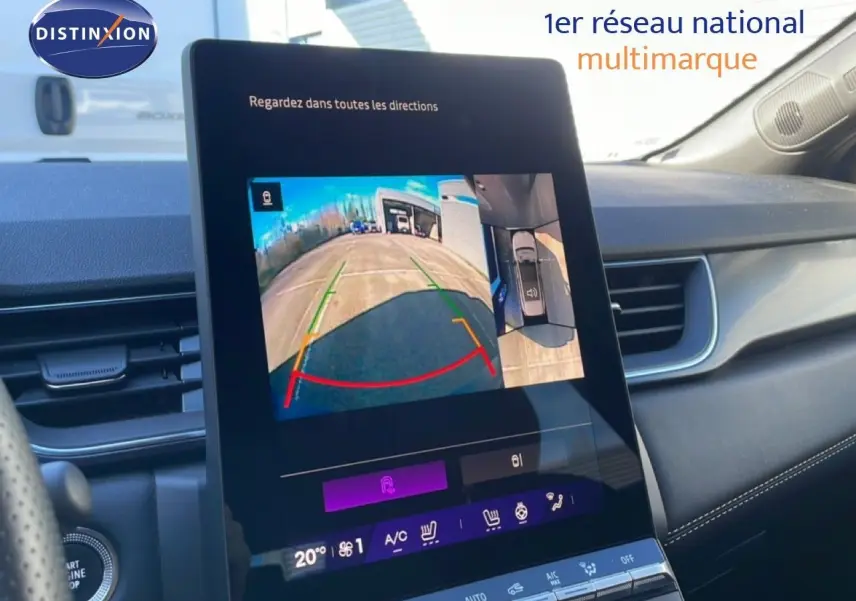 Écran central affichant la caméra de recul et vue à 360° dans l’habitacle du Renault Symbioz bleu Iron Metal, côté droit.
