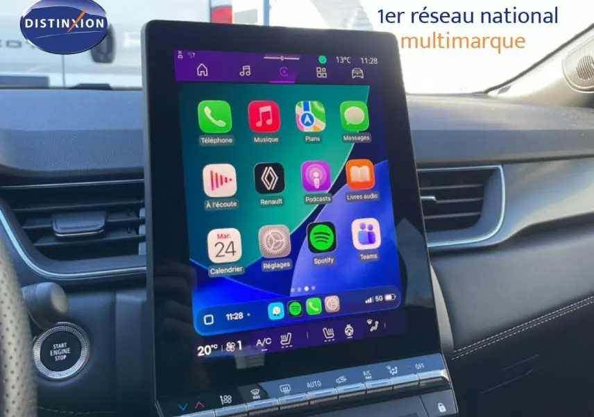 Vue intérieure centrée sur l'écran tactile du tableau de bord du Renault Symbioz bleu iron metal, affichant les applications connectées.