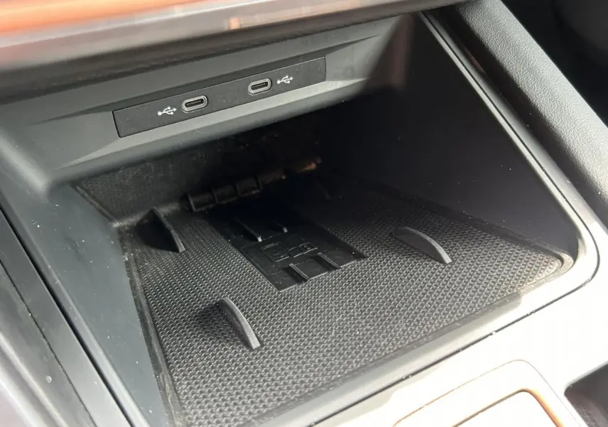 Gros plan intérieur sur la console centrale noire du CUPRA Formentor 2025 avec ports USB-C et surface antidérapante.