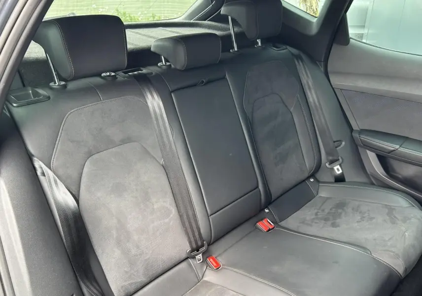 Vue intérieure sur la banquette arrière en cuir et suédine noire du CUPRA Formentor 2025, côté droit visible.