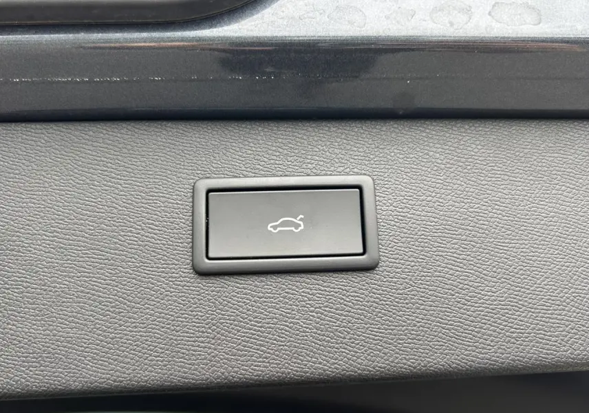 Bouton de déverrouillage du hayon sur panneau intérieur gris d’un CUPRA Formentor 2025.