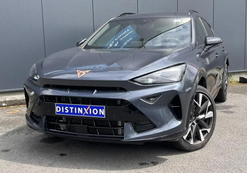 Vue 3/4 avant d’un CUPRA Formentor gris magnétique avec jantes alliage 19’’ et logo cuivre distinctif sur calandre.