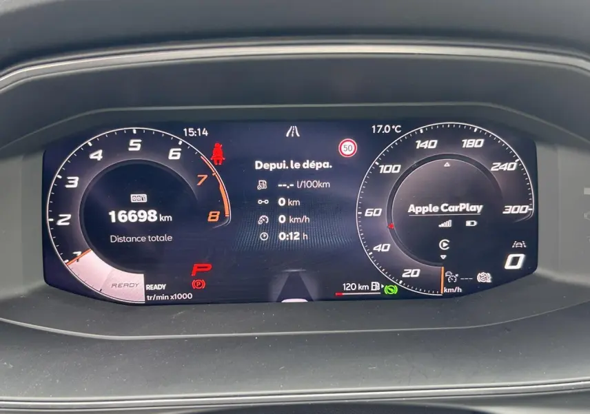 Tableau de bord numérique du CUPRA Formentor 2025 affichant compte-tours, vitesse et Apple CarPlay.