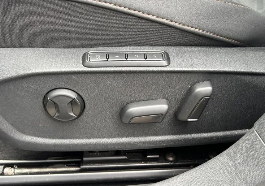 Gros plan sur les commandes électriques de réglage mémoire du siège conducteur noir du CUPRA Formentor 2025.