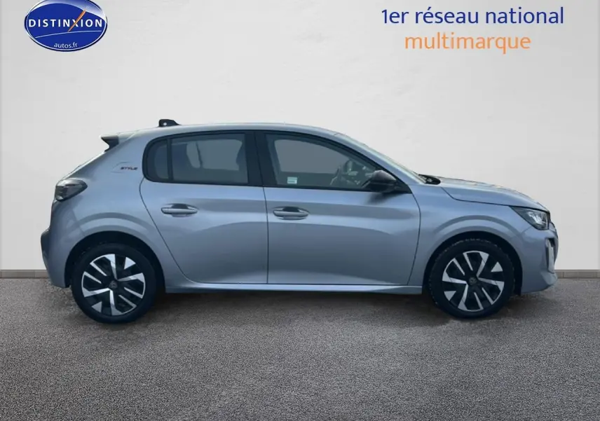 Profil côté gauche de la Peugeot 208 1.2 100 style gris artense avec jantes noires et logo Style sur l'aile arrière.