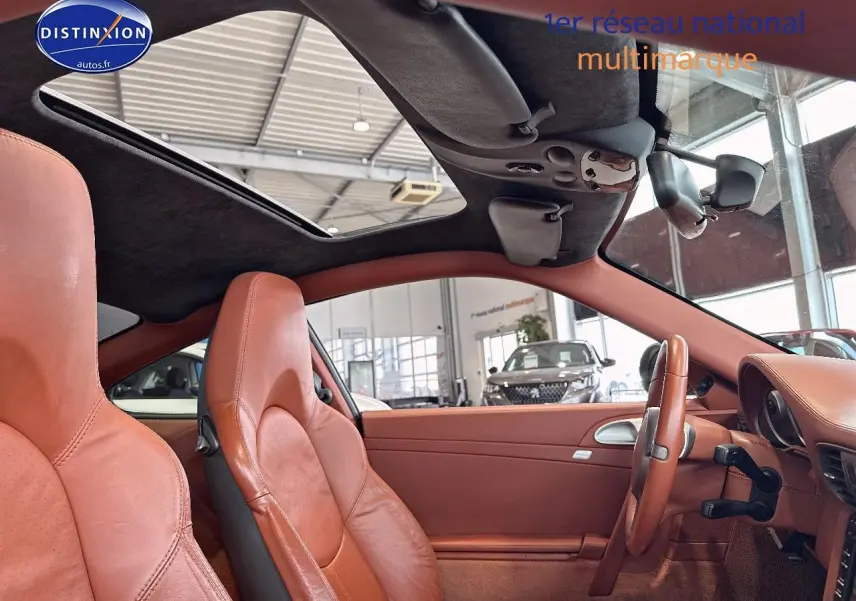 Intérieur cuir marron de la Porsche 911 (997) carrera pdk 2009 avec toit ouvrant électrique vu côté conducteur.