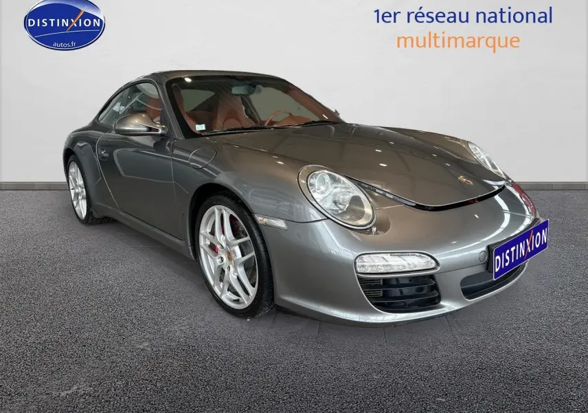 Porsche 911 (997) Carrera PDK gris vue 3/4 avant droit avec jantes alu et intérieur cuir marron visible