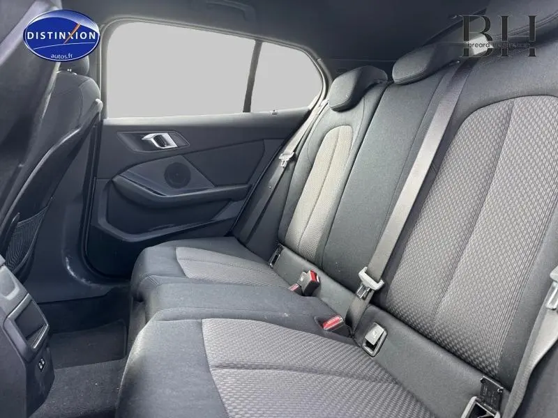 Vue intérieure de la banquette arrière en tissu anthracite de la BMW Série 1 116dA Skyscraper Grey, avec ceintures de sécurité visibles.