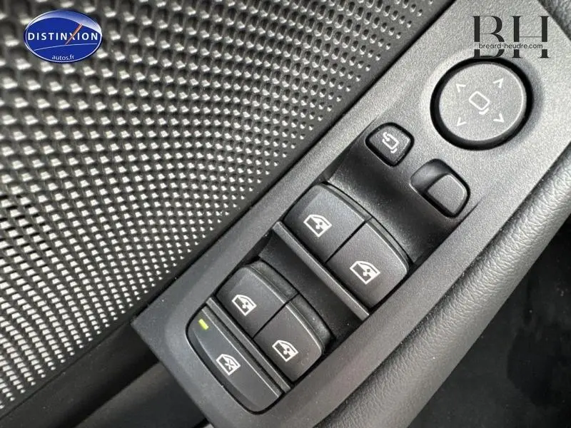 Gros plan sur les commandes des vitres électriques et rétroviseurs côté conducteur d'une BMW Série 1 116dA Skyscraper Grey.