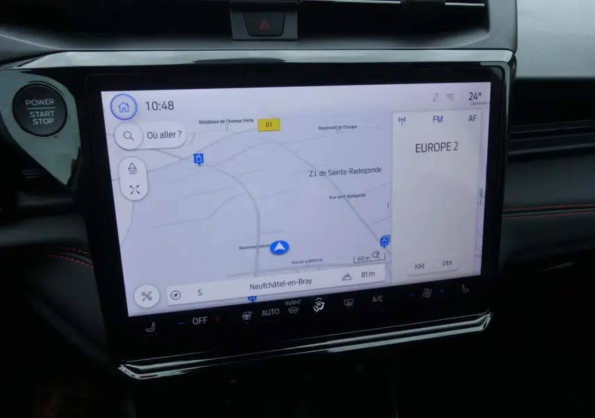Écran tactile 12 pouces du système SYNC 4 avec navigation et radio dans le tableau de bord du Ford Puma 2025.