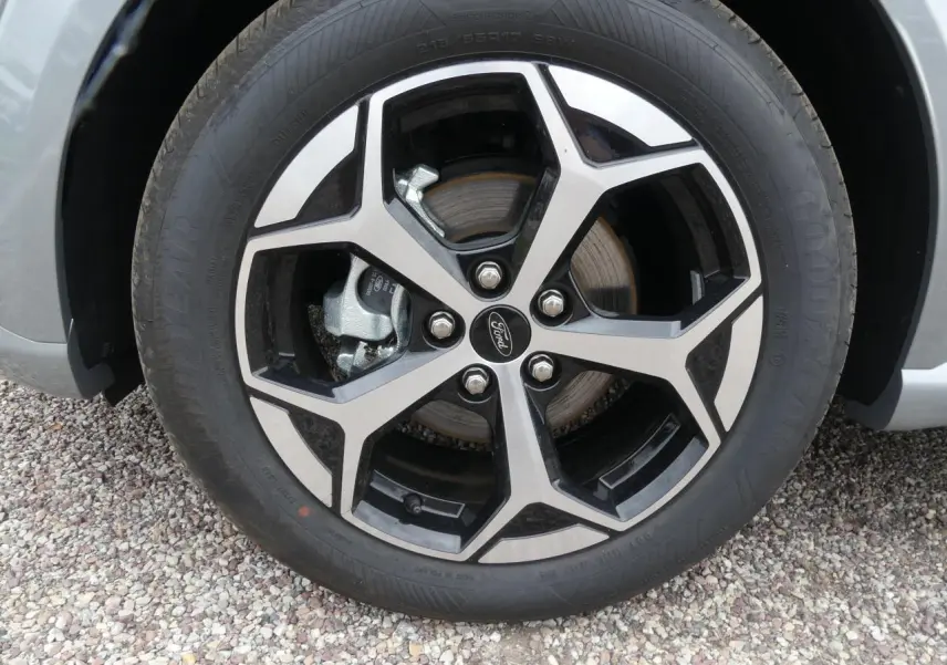 Gros plan sur la jante alliage 17 pouces bicolore du côté avant droit du Ford Puma gris métallisé 2025.