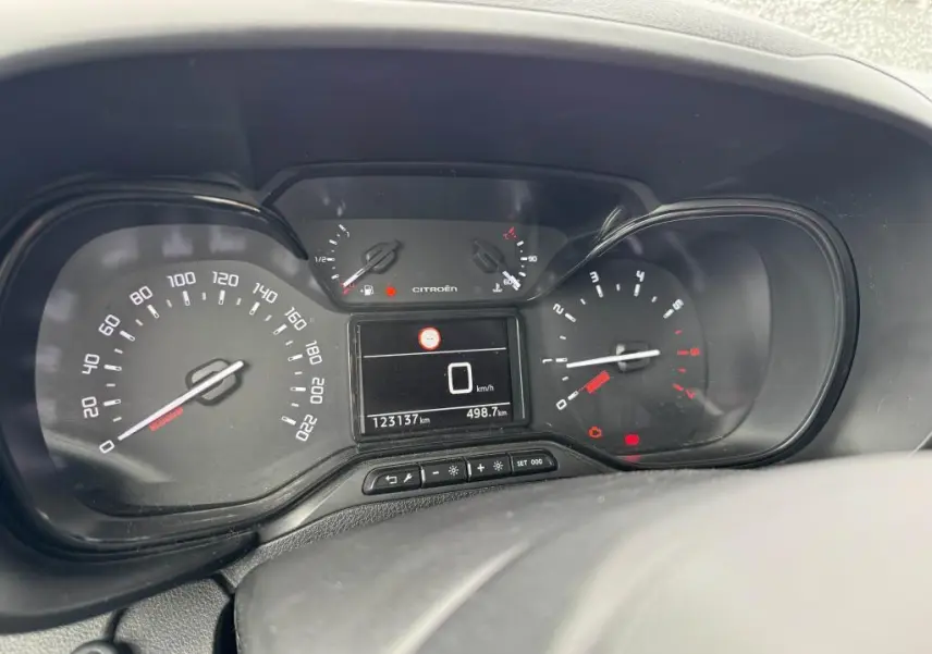 Vue rapprochée du tableau de bord du Citroën Berlingo 2019 avec compteur analogique et écran digital affichant 0 km/h.