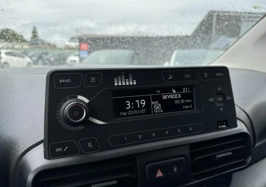 Gros plan sur l'autoradio numérique du tableau de bord du Citroën Berlingo 2019, affichant la radio Skyrock.