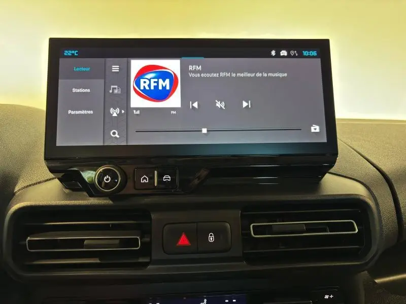 Écran tactile central affichant la radio RFM sur le tableau de bord noir du Citroën Berlingo Fourgon 2025.
