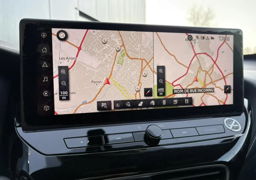Écran tactile 12,3 pouces affichant la navigation GPS dans l'habitacle noir du Nissan Juke 2024.