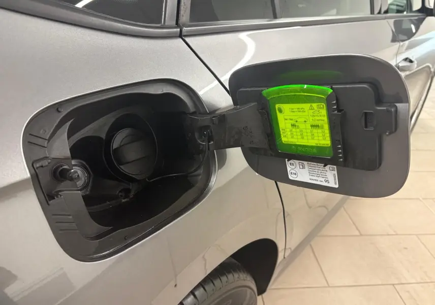 Trappe à carburant ouverte côté gauche d’un Skoda Kamiq 2023 gris graphite avec détails techniques visibles.
