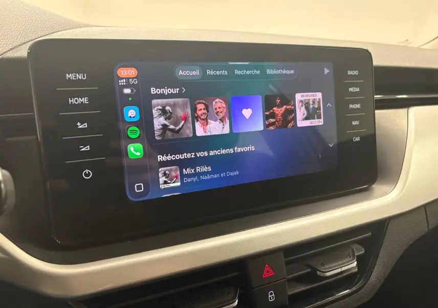 Écran tactile central du Skoda Kamiq 2023 affichant l'interface multimédia avec options radio, média, téléphone et navigation.