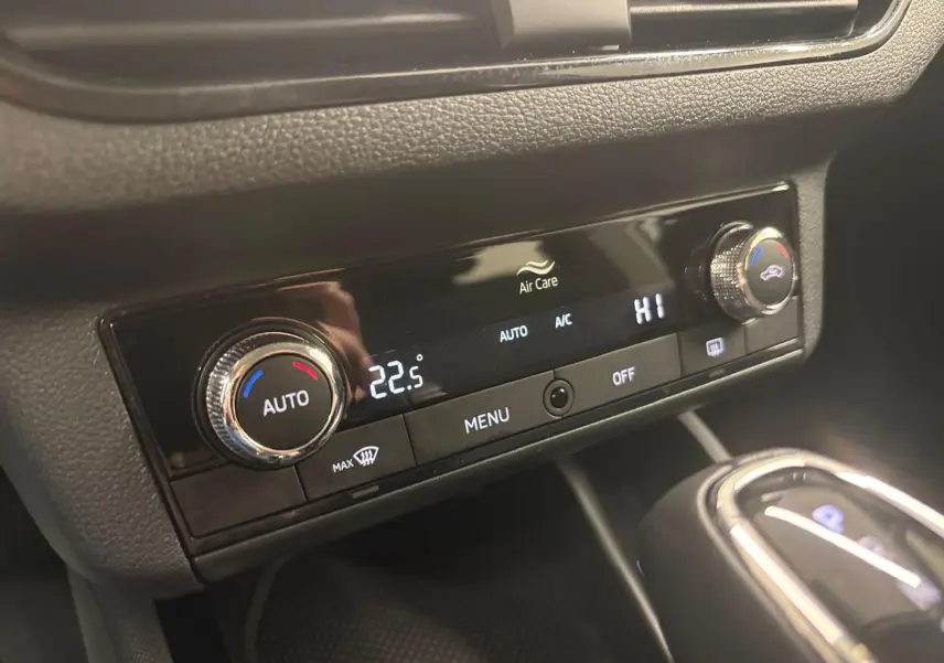 Détail de la console centrale du Skoda Kamiq 2023 avec réglage automatique de la climatisation affichant 22,5°C.