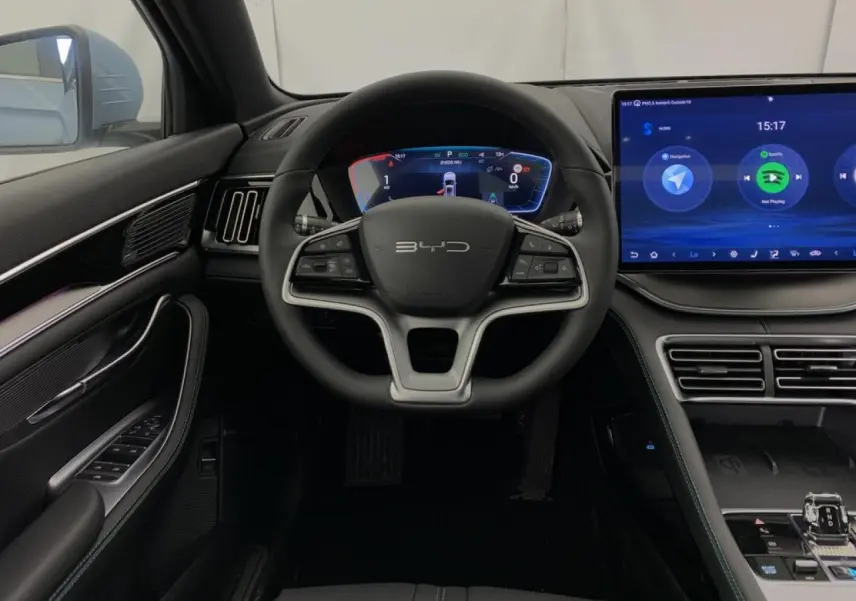 Vue intérieure frontale du volant BYD SEAL U 1.5 DM-i 2025 avec tableau de bord numérique et écran tactile large.