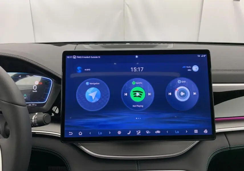 Vue intérieure du tableau de bord BYD SEAL U 2025 avec écran tactile central large affichant navigation et musique.