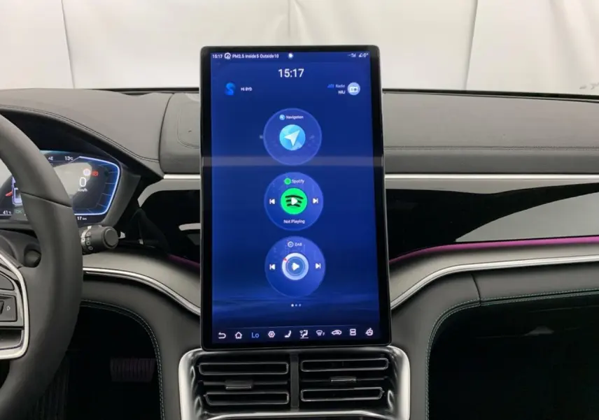 Vue intérieure du tableau de bord du BYD SEAL U 1.5 DM-i 2025 avec écran tactile vertical et ambiance lumineuse violette.