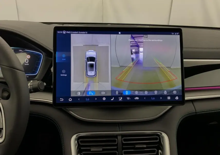 Vue intérieure du tableau de bord du BYD SEAL U 1.5 DM-i 2025, écran central affichant la caméra panoramique 360°.