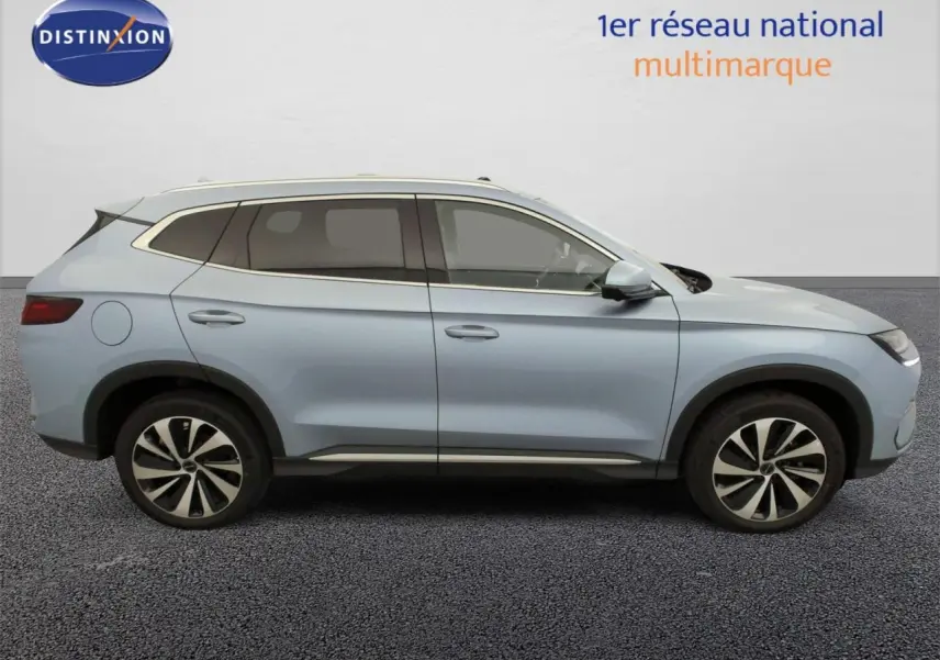 Vue de profil côté gauche du SUV BYD SEAL U 1.5 DM-i 2025 en bleu Tian Qing avec jantes alliage bicolores.