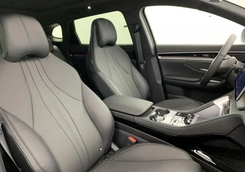Vue intérieure côté droit du BYD SEAL U 2025, sièges en similicuir noir avec console centrale élégante.